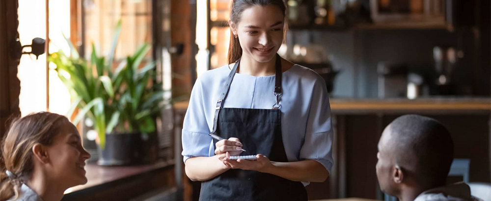 Serveur, un métier ouvert à la formation en alternance