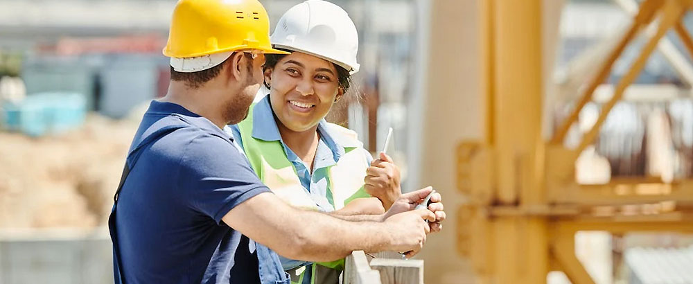 Y a-t-il des avantages à travailler l’été dans le BTP ?